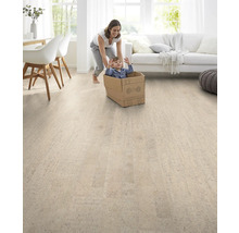 Helles Wohnzimmer mit Korkboden, Mutter schiebt Kind im Karton