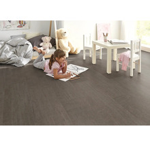 Kinderzimmer mit Mädchen auf Laminatboden beim Malen