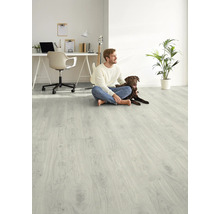 Heller Raum mit Laminatboden, Mann und Hund sitzen auf dem Boden