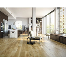 Heller Wohnraum mit Holzboden, Küchenbereich und Sitzgelegenheiten