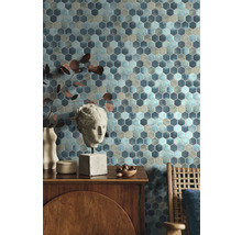 Wandgestaltung mit Mosaikfliesen in Sechseckform, kombiniert mit dekorativen Elementen und Holzmöbeln