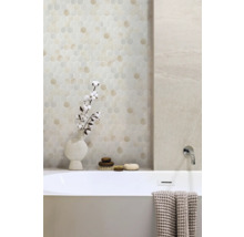 Badezimmer mit sechseckigen Wandfliesen und Badewanne