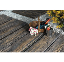 Gartenweg aus Holzimitat mit Gartengeräten und Dekoration