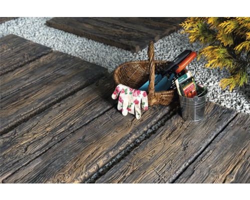 Gartenweg aus Holzimitat mit Gartengeräten und Dekoration