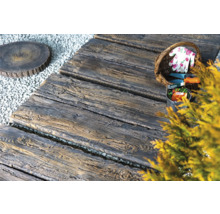 Gartenweg mit Holzplatten, Kies und Dekoration