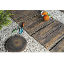 Gartenweg mit Trittplatten in Holzoptik, Dekoration und Gartengeräten