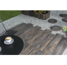 Terrassengestaltung mit Holzfliesen, Kies und Pflanzgefäßen