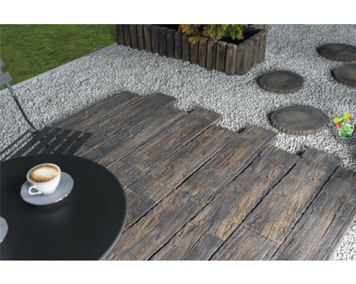 Terrassengestaltung mit Holzfliesen, Kies und Pflanzgefäßen