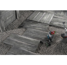 Gartengestaltung mit Trittplatten in Holzoptik und Kies