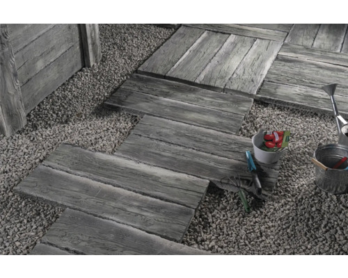 Gartengestaltung mit Trittplatten in Holzoptik und Kies