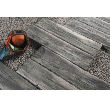 Gehwegplatten in Holzoptik mit Kies und Dekoration