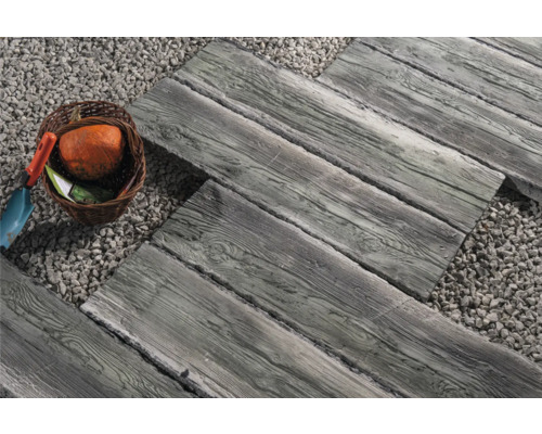 Gehwegplatten in Holzoptik mit Kies und Dekoration