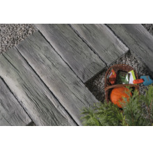 Gartenweg aus Betonplatten in Holzoptik mit Korb und Gartenzubehör