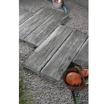 Gartenweg mit Gehwegplatten in Holzoptik, Kiesbeet und Kürbis im Korb