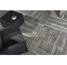 Terrasse mit Sitzgruppe und Gehwegplatten in Holzoptik.