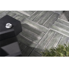 Terrasse mit Pflastersteinen in Holzoptik und Gartenmöbeln