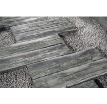 Betonplatten in Holzoptik auf Kiesbett