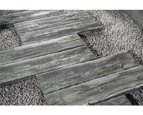 Betonplatten in Holzoptik auf Kiesbett