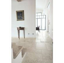 Heller Flur mit Natursteinboden und Treppe