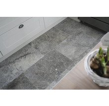 Graue Bodenfliesen im Küchenbereich