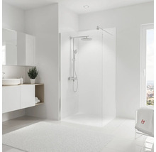 Helles Badezimmer mit Dusche, Waschbecken und Badteppich