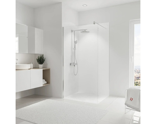 Helles Badezimmer mit Dusche, Waschbecken und Badteppich