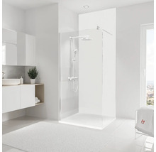 Helles Badezimmer mit Duschkabine, Waschbecken und Badteppich