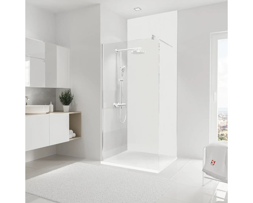 Helles Badezimmer mit Duschkabine, Waschbecken und Badteppich
