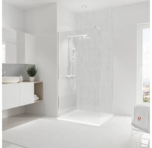 Badezimmer mit Duschkabine, Waschbecken und Handtuch