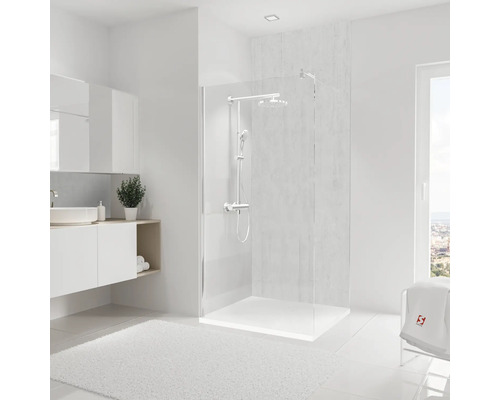 Badezimmer mit Duschkabine, Waschbecken und Handtuch