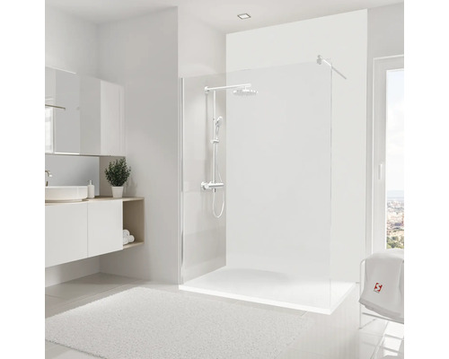 Helles Badezimmer mit begehbarer Dusche, Waschtisch und Fenster für ein modernes Ambiente