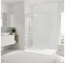 Modernes Badezimmer mit Dusche, Waschbeckenunterschrank und Handtuch