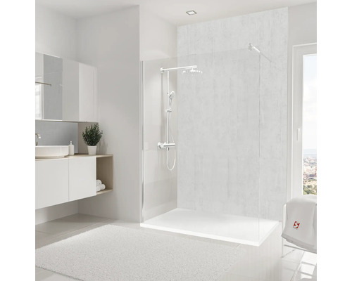 Modernes Badezimmer mit Dusche, Waschbeckenunterschrank und Handtuch