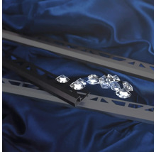 Fliesenschiene mit glänzenden Steinen auf Stoff