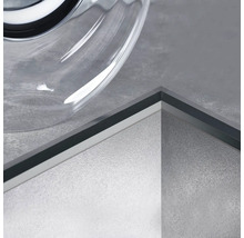 Detailaufnahme einer Duschrinne mit Glasaufsatz