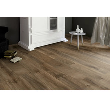 Holzfußboden mit weißem Schrank, kleinem Tisch und Dekorationsgegenständen