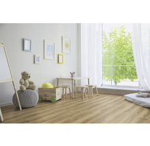 Helles Kinderzimmer mit Tisch, Stühlen, Spielzeug, Bildern und Tageslicht