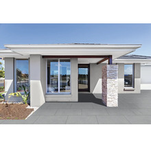 Vorderansicht eines modernen Hauses mit Steinsäule und grossen Fenstern