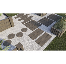 Gartenanlage mit Holzterrasse, Kies und Pflanzkübel