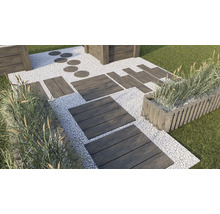 Gartenszene mit Holzwegplatten, Kiesweg und bepflanzten Hochbeeten