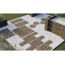 Gartenweg mit Trittplatten aus Holz und Zierkies