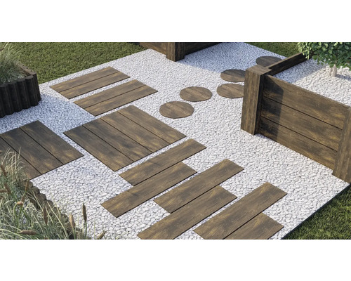 Gartenweg mit Trittplatten aus Holz und Zierkies