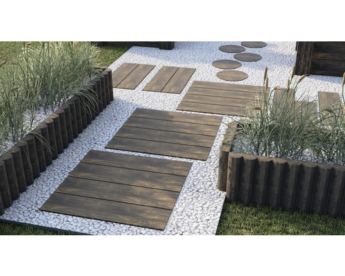 Gartenweg mit Holzplatten und Kies