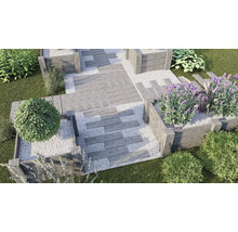 Gartenweg mit Holzplatten, Kies und Pflanzen in Hochbeeten