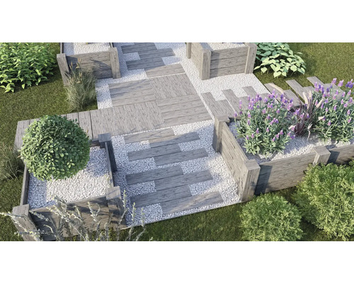 Gartenweg mit Holzplatten, Kies und Pflanzen in Hochbeeten