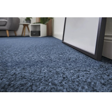 Detailaufnahme eines blauen Teppichbodens in einem Wohnraum