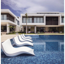 Schwimmbad mit Liegen und modernen Wohnhäusern im Hintergrund