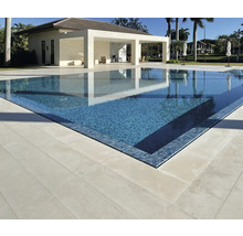 Schwimmbad mit Beckenrandplatten und Wasser