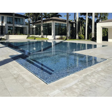 Schwimmbad mit Fliesen und Steinterrasse