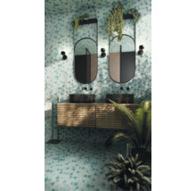 Badezimmer mit Mosaikfliesen, Waschtischunterschrank mit zwei Waschbecken und zwei Spiegeln.